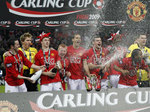 Manchester United's players celebrate after winning the 2009 Carling Cup final
