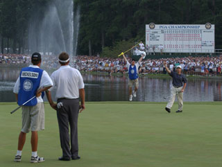 Drama on the 18th at Atlanta Athletic Club in 2001 as Toms trumps Mickelson to win the USPGA
