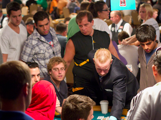 Tournament Director Robbie Thompson sorting out side pots at Event #42 (Photo credit: PokerNews / WSOP.com)