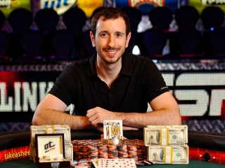 Brian Rast poses with his new bracelet (Photo Credit: WSOP.com)