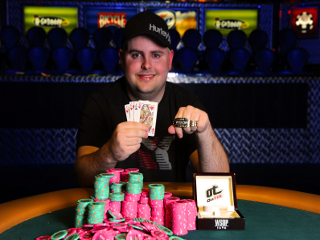 Sam Stein with his bracelet and winning hand (Photo credit: PokerNews / WSOP.com)