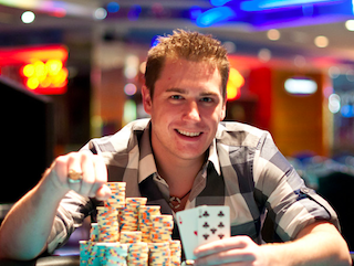 Bryan Schultz shows off his WSOP-C ring and winning hand (Photo: PokerNews)