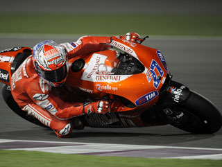 Casey Stoner has every chance of wrestling back his title from Valentino Rossi this season 