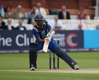 Are you Dilshan in disguise? Chandimal shows his improvisation skills by playing the Dilscoop 