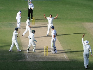 Parkistan celebrate the wicket of Kevin Pietersen