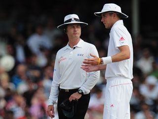 Simon Taufel and Stuart Broad have a discussion during the last Test match 