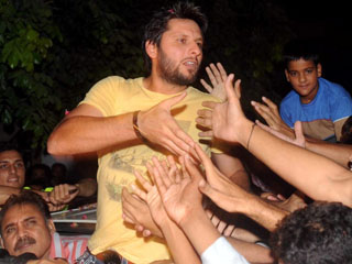 The crowd's reaction to Afridi's return to Pakistan offera good idea of whose side the 
