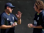 David Saker shares some advice with Ryan Sidebottom 