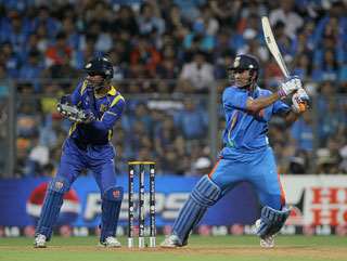 India captain MS Dhoni cuts as Sri Lankan counterpart Kumar Sangakkara ...