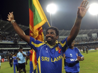 Muralitharan says goodbye to the Sri Lankan fans who have worshipped him for two decades 