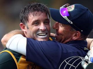 Mike Hussey celebreates with coach Tim Nielsen after his Pakistan heroics