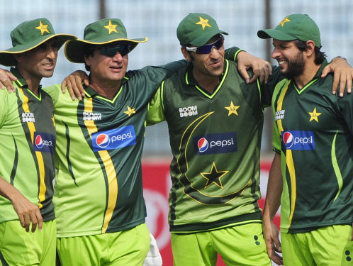 Big guns. Younis Khan, Umar Gul and Shahid Afridi share a joke with coach Mohsin Khan (second from left).