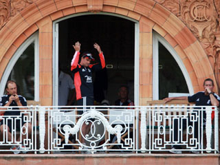 Andrew Strauss declares after some quick hitting from Ian Bell 