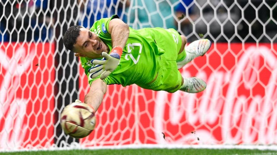 1280 Emiliano Martinez Argentina World Cup final 2022.jpg