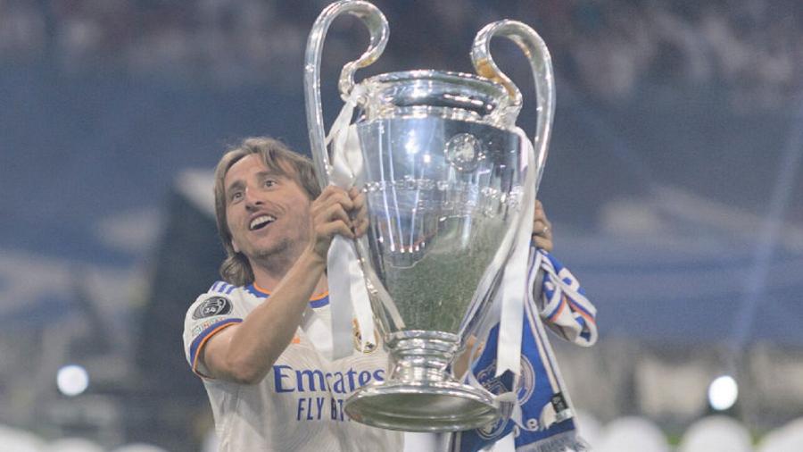 LukaModric_ChampionsLeaguetrophy.jpg
