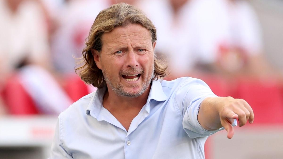 Mainz manager Bo Hendriksen points to his team