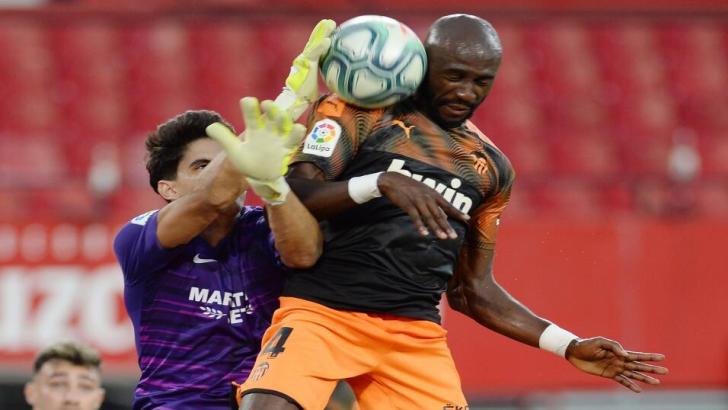 Bono (Sevilla) gathers from Eliaquim Mangala (Valencia)