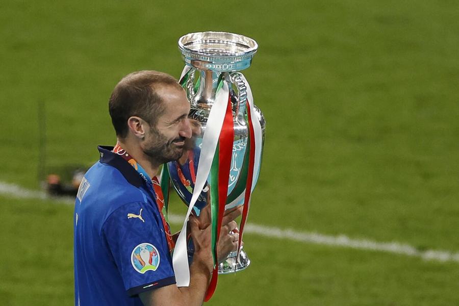 Chiellini Euro trophy - 1280.jpg