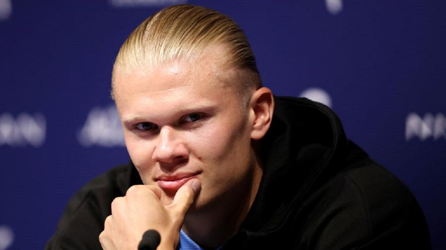 Erling_Haaland_pose.jpg