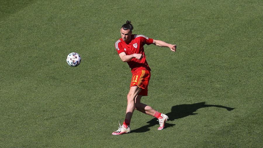 Gareth Bale alone on pitch 1280.jpg