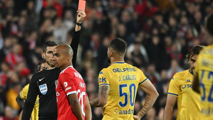 Joao Carlos is sent off for Estoril