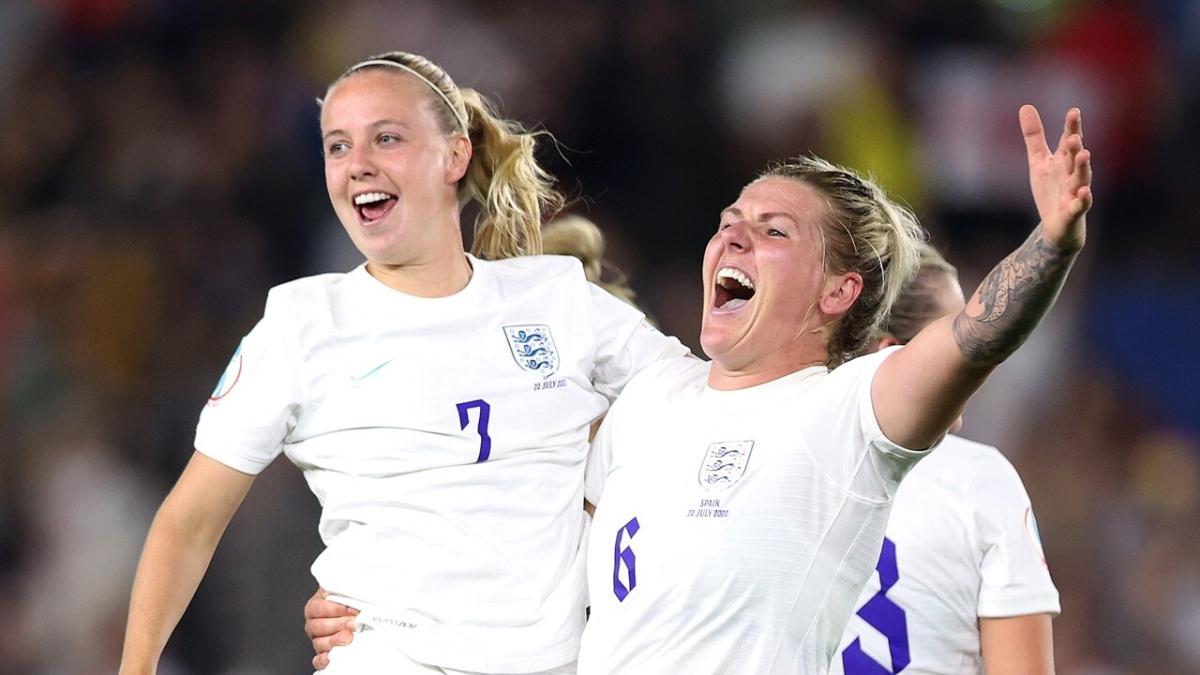 Women's England players Beth Mead and Millie Bright