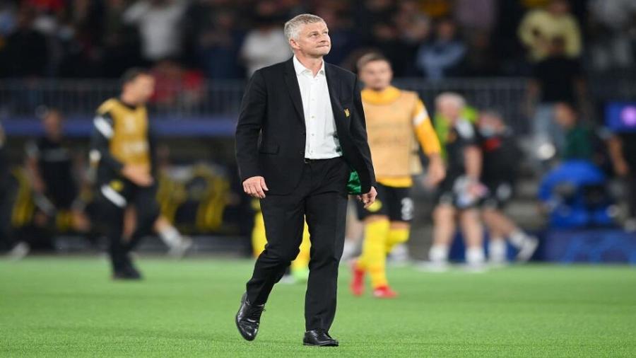 Ole Gunnar Solskjaer on pitch after loss.jpg