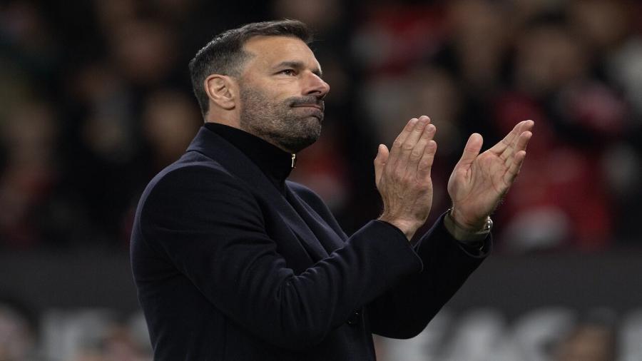 Ruud Van Nistelrooy clapping.jpg