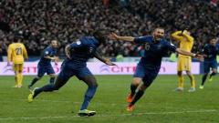 Mamadou Sakho and Karim Benzema of France celebrate 