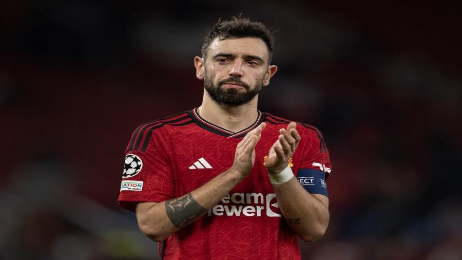 Bruno Fernandes applauds.jpg