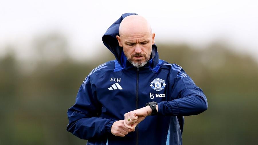 Erik ten Hag looks at watch.jpg