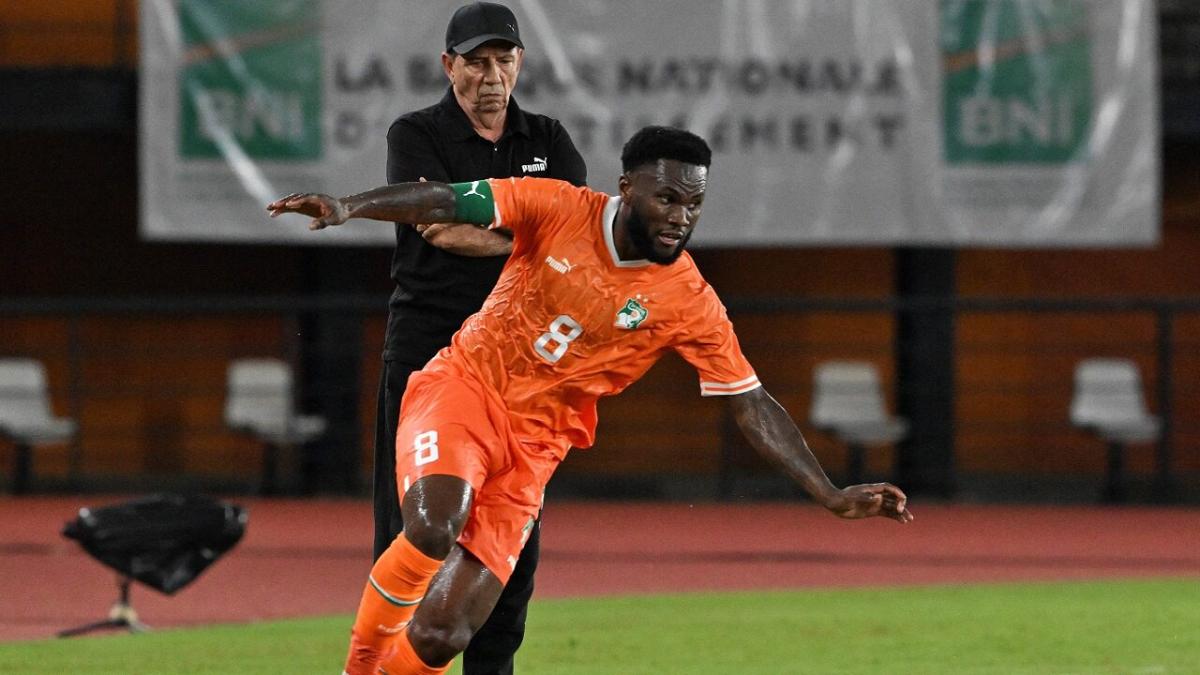 Al-Ahli and Ivory Coast midfielder Franck Kessie and Ivory Coast manager Jean-Louis Gasset