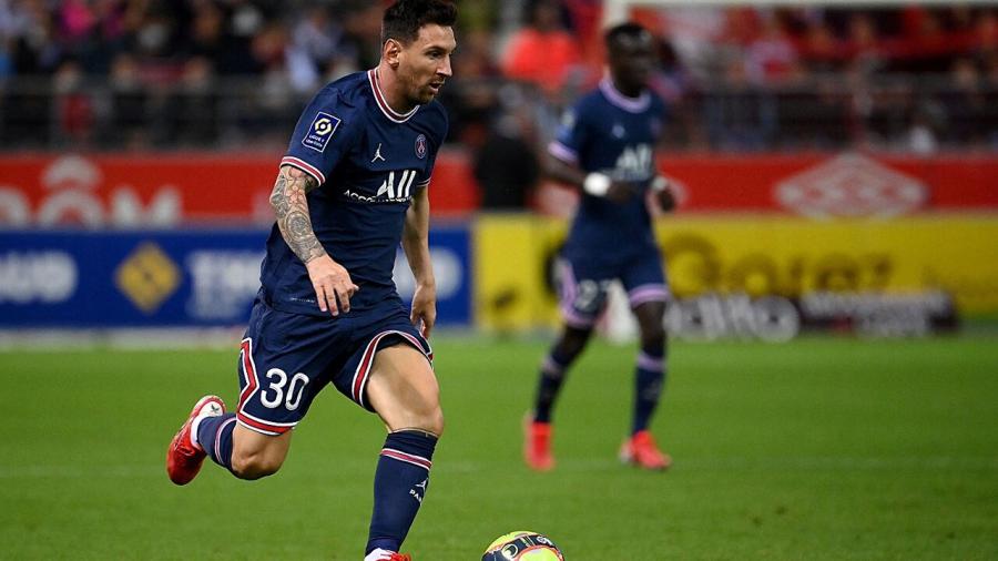 messi_ligue1_blueshirt.jpg