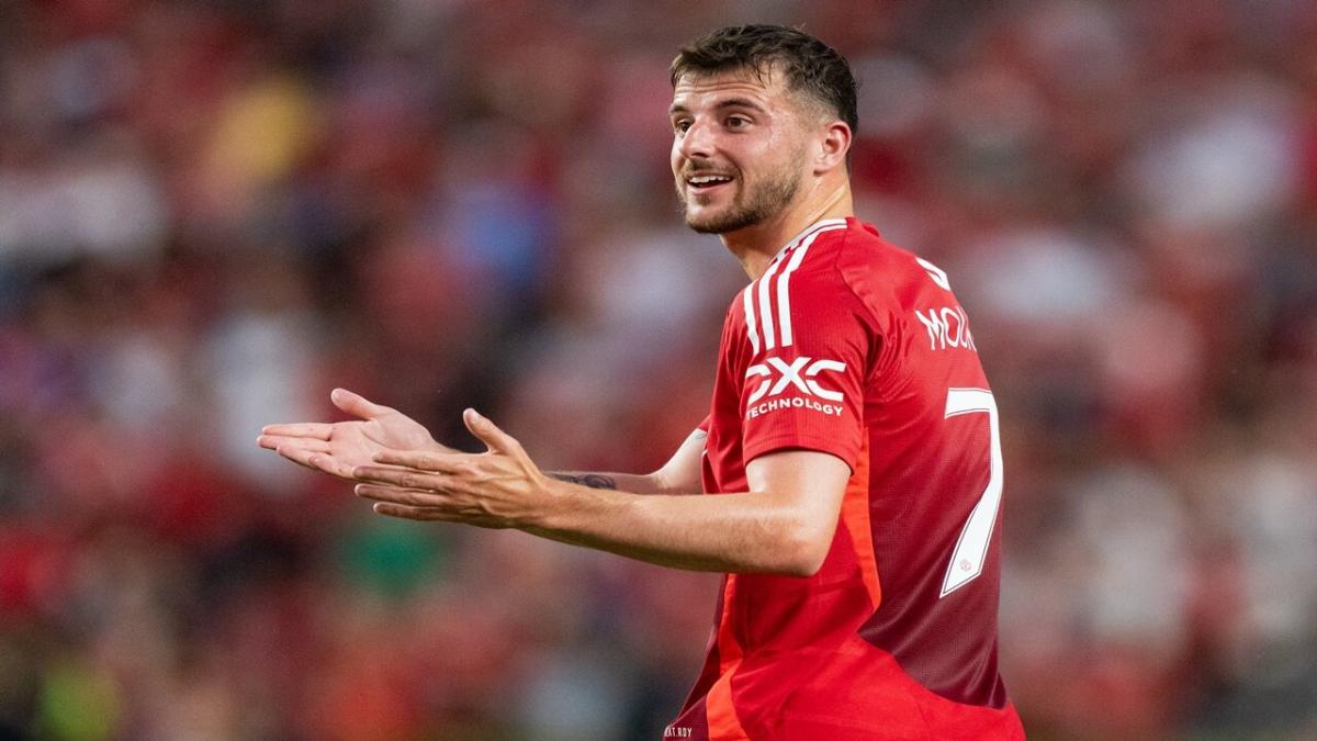 Mason Mount playing for Manchester United 
