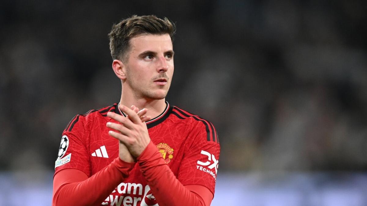 Mason Mount playing for Manchester United