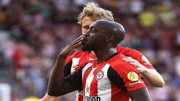 Yoane Wissa playing for Brentford 