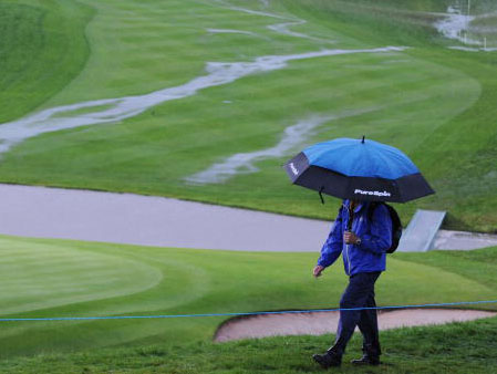 Steve McClaren takes cover at Celtic Manor 