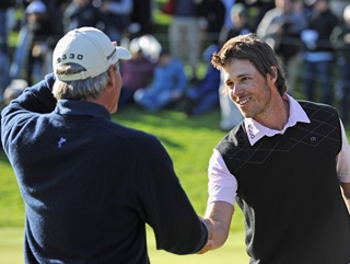 Fred Couples congratulates Aaron Baddeley on the 18th green