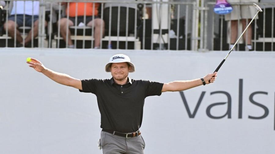 Peter Malnati celebrates with yellow ball.jpg