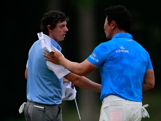 Can Rory outscore Yang again today?