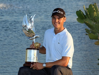 Martin Kaymer proudly displaying the Abu Dhabi Championship trophy