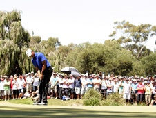 Tiger Woods on his way to the lead in Melbourne