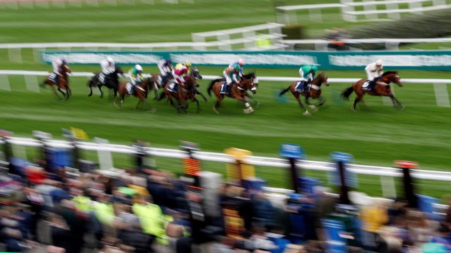 Aintree runners blur 1280.jpg