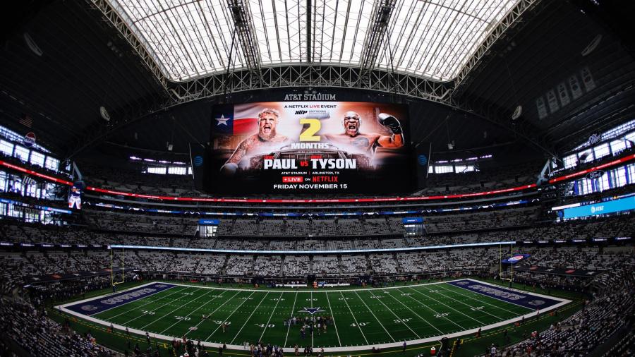 Paul vs Tyson stadium.jpg