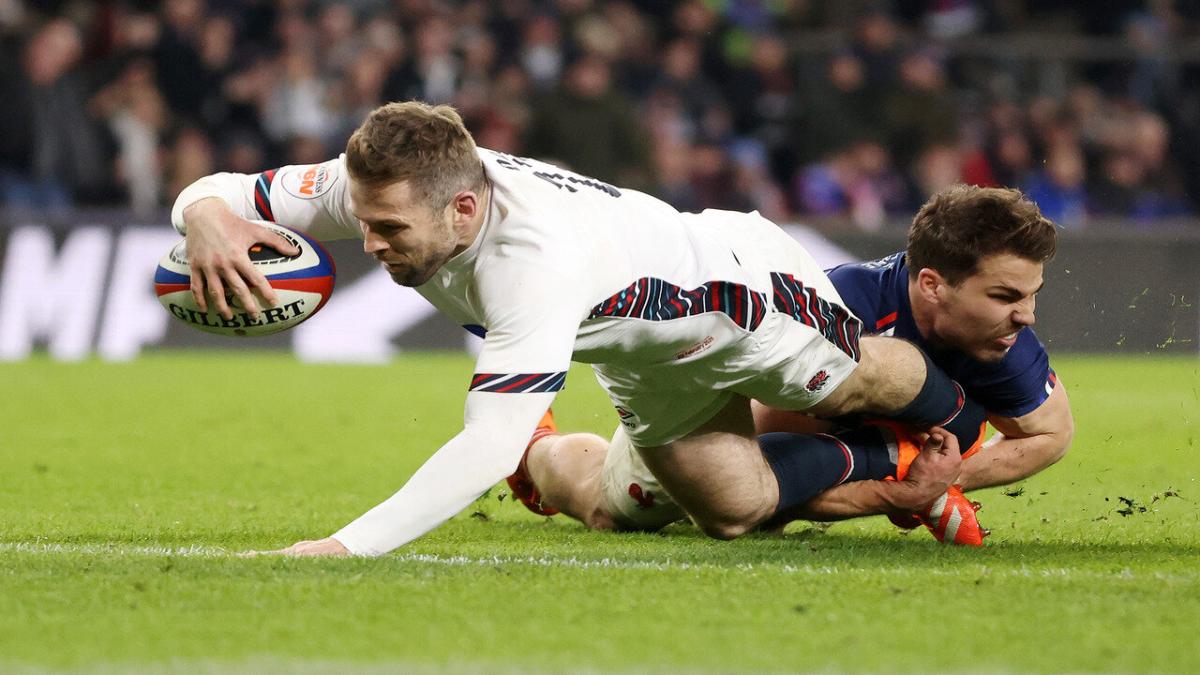 Elliot Daly scores against France