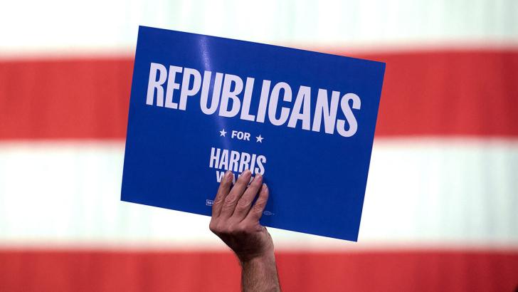 A sign saying Republicans for Trump in front of the US Flag