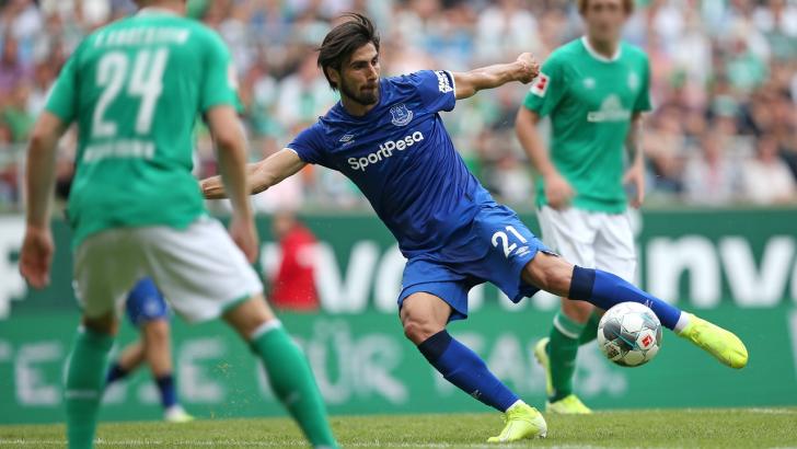 Everton flåsar storlagen i nacken