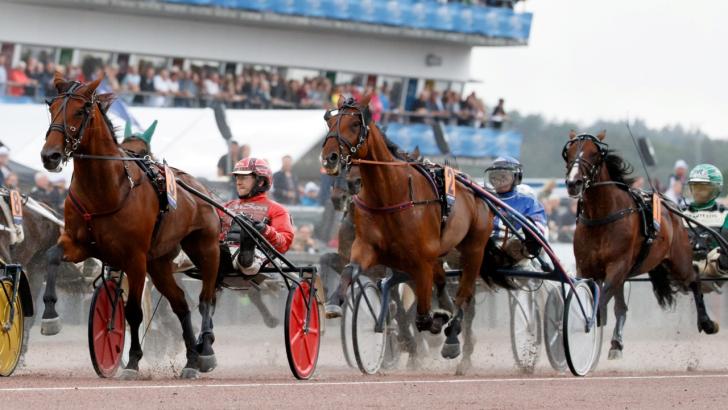 Härlig påskdag med elittrav