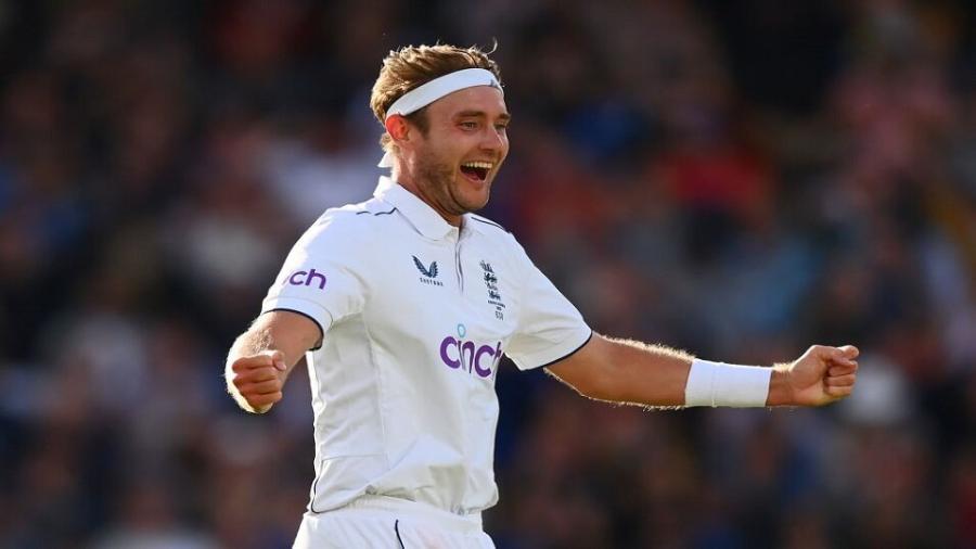 Stuart Broad celebrates.jpg