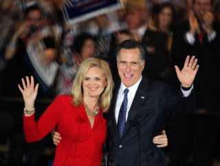 Romney and wife Ann salute supporters in Illinois